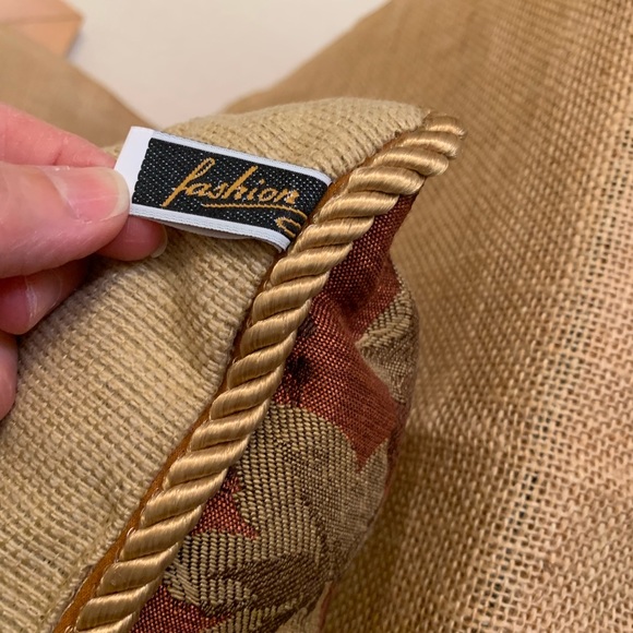 16 X 16 ACCENT LEAF PATTERN PILLOWS - Picture 3 of 4